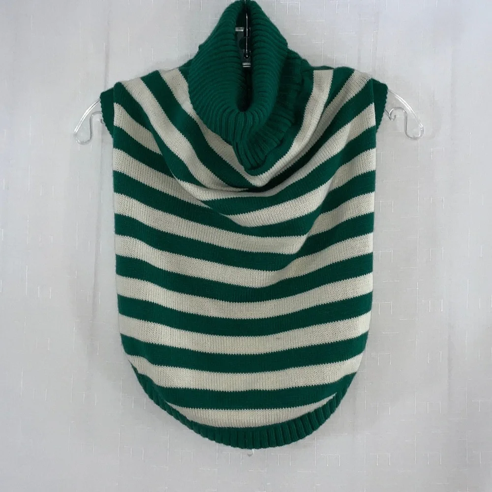 720 10/$50🏄🏻‍♀️ Green and White Striped XS Dog Sweater